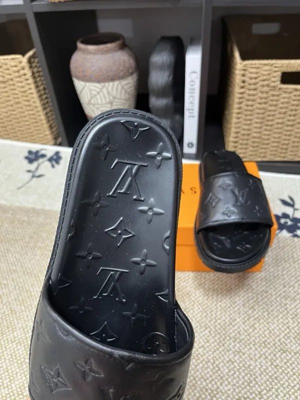 P270🏆Louis Vuitton 🏆[Louis Vuitton] Spring/Summer 2025 [Men's Flip Flops] 🎯🎯As an active family in the fashion industry ⭐ Lv is characterized by bold innovation ⚡Create this casual business style for Chinese fashionable men ✨The fabric is made of imported high-grade cowhide 🔥 Clean and neat ⚡Fashionable and elegant🌹Breathable, sweat-absorbent and deodorant👈So luxurious, high-end and domineering. 👍Must be sold if you repost the picture. Number of yards: 38--46. Color: 🎉 For large quantities. Welcome to repost.